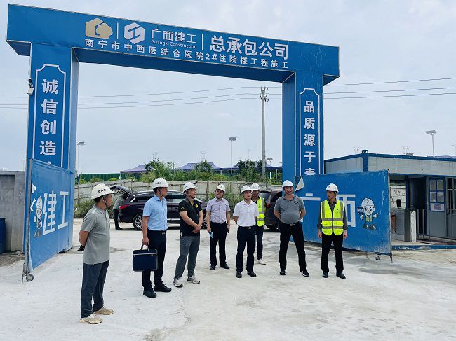 邓少新深刻施工现场。苏卫传 摄（原000图000000000000000）.jpg