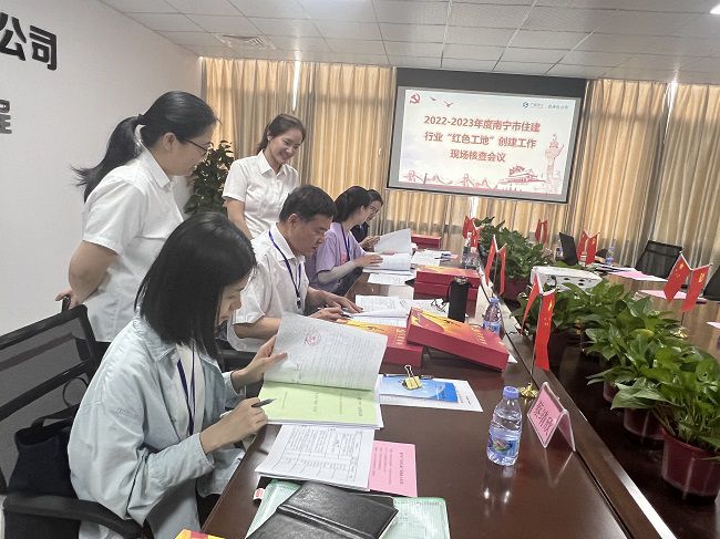 查看党建资料。卢丽君 摄（建图）.jpg