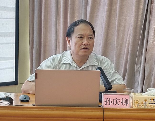 孙庆柳在授课；票ι 摄（建图）.jpg