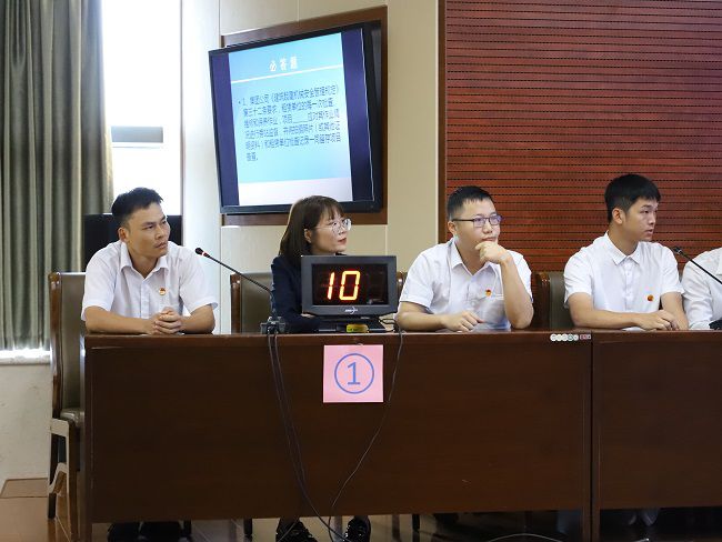 公司才赛行列镇定答题。李立云 摄（建图）.jpg