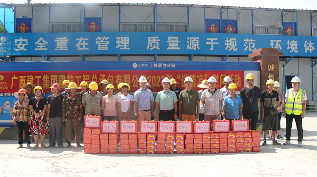 送清冷现场。蔡怡灵 摄（建图）.png