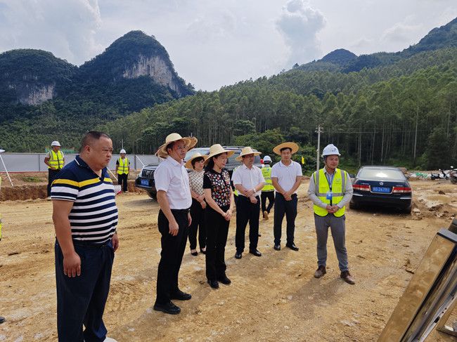 听项目现场进度汇报。江家兵摄（建图）.jpg