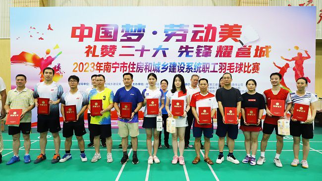 公司获优良组织奖，李天阳代表公司上台领奖。.jpg