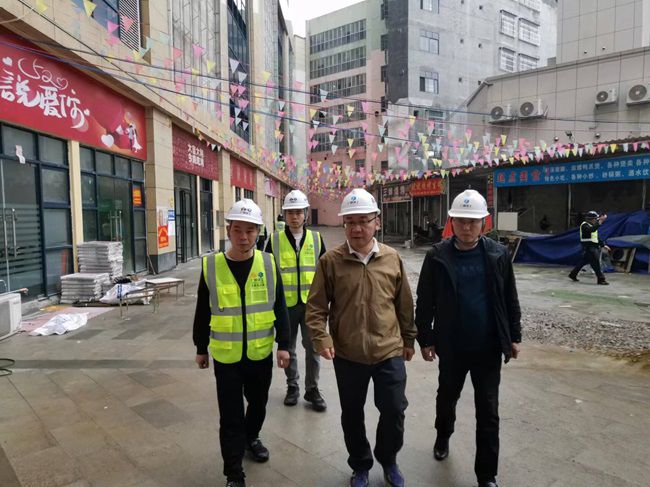 陆烜在巴马商贸中心调研领导。（建图）.jpg