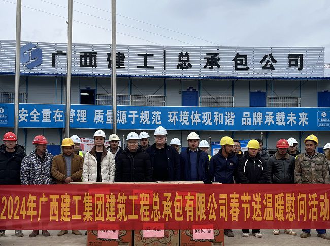 慰问活动合影。李伟燕 摄（建图）.jpg