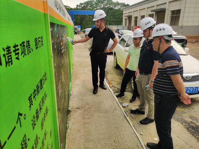 黎双荣听取项目情况介绍。李海宁摄（建图）.jpg