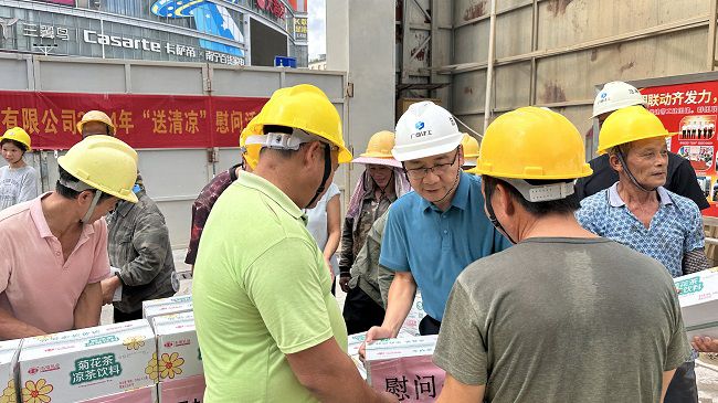 发放慰问品1。容芝雅 摄（建图）.jpg