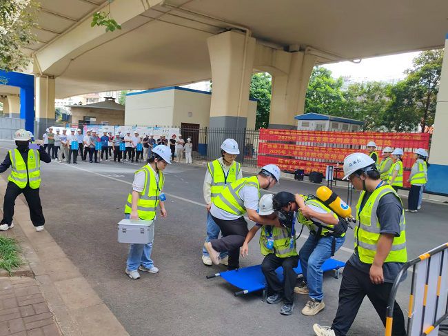 有限空间接济。陆振官 摄（建图）.jpg