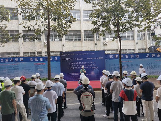 莫志元做演练带头和颁发演练起头；票ι 摄（建图）.jpg