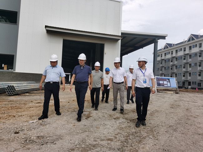 何朝建在项目现场；蒲茉笊悖ńㄍ迹.jpg